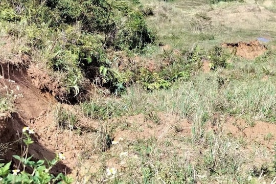 Xuất hiện vết nứt lớn trên đồi, xã Ngọc Linh sẵn sàng di dời dân