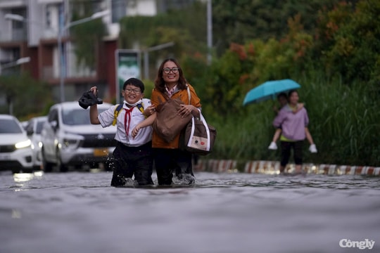 Triều cường vượt mức lịch sử, CSGT TP.HCM ứng trực 24/24