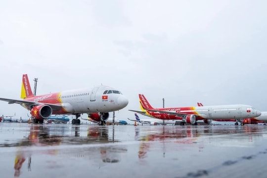 Tạm đóng cửa 5 sân bay ở miền Trung do ảnh hưởng của bão số 13