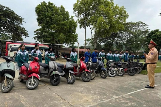 CSGT Lào Cai tăng cường kiểm tra, ngăn chặn học sinh đi xe máy khi chưa đủ điều kiện