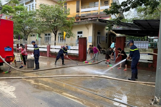 Huế nỗ lực hồi phục sau lũ, 97 trường học vẫn chưa thể mở cửa