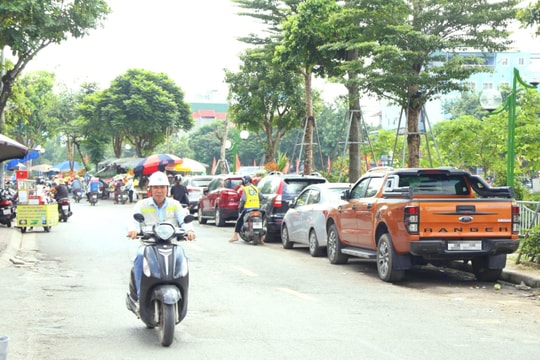 Phương tiện đỗ tràn lan- Nguy cơ chặn đường cứu hoả: Bài 2: Luật đã có, vì sao ‘văn hóa đỗ xe tùy tiện’ vẫn thách thức pháp luật?
