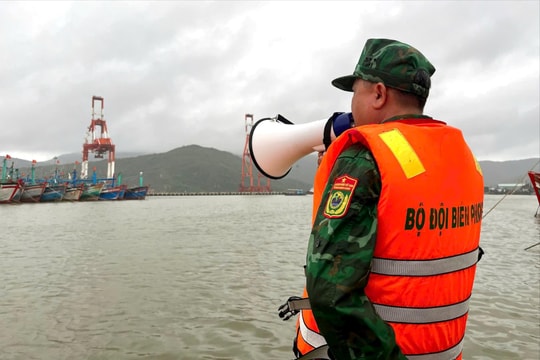 Tư lệnh Quân khu 5: “Tuyệt đối không để ngư dân ở lại trên tàu”