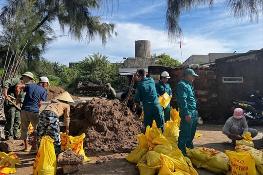 Gia Lai: Người dân xã đảo Nhơn Châu "tất bật" phòng, chống bão số 13