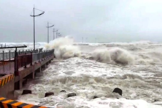 Đặc khu Lý Sơn đã có gió to, sóng lớn