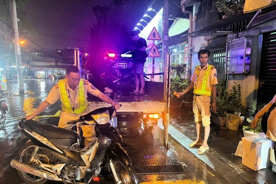 CSGT TP.HCM căng mình hỗ trợ người dân giữa triều cường lịch sử