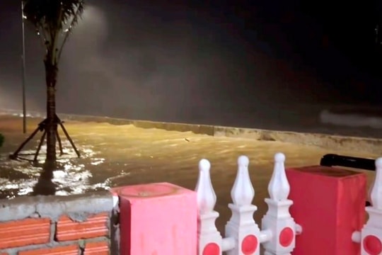 Quảng Ngãi: Triều cường cùng sóng lớn khiến nước biển tràn vào nhà dân