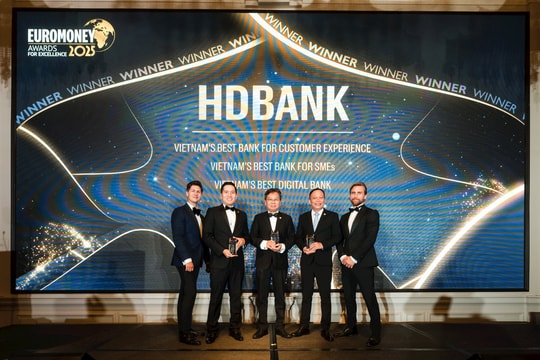 HDBank lập “hat-trick” giải thưởng Euromoney 2025 tại Singapore
