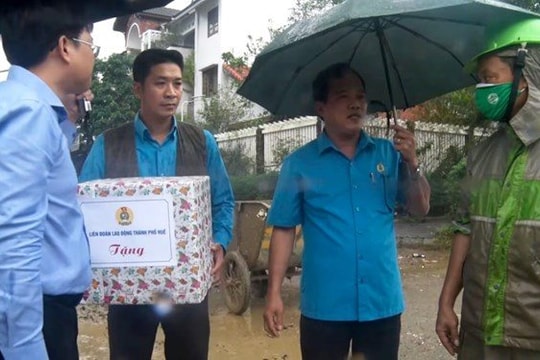 Liên đoàn Lao động TP. Huế trao quà động viên công nhân môi trường và cán bộ, chiến sĩ