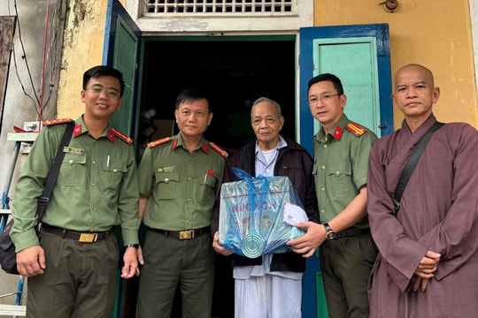 Trao quà hỗ trợ người dân vùng bão lũ tại TP Huế