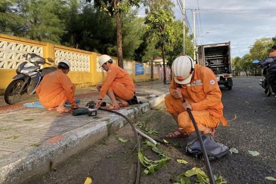 Miền Trung: Hơn 1,6 triệu khách hàng bị mất điện do ảnh hưởng bão số 13