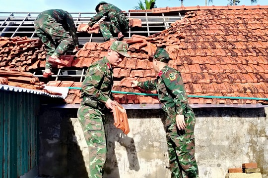Bộ đội Quảng Ngãi kịp thời giúp dân khắc phục hậu quả sau bão