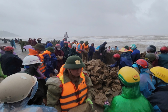 Khẩn trương khắc phục hậu quả bão số 13, ổn định đời sống nhân dân