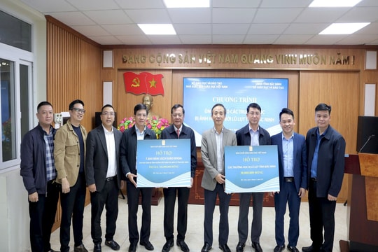 Nhà xuất bản Giáo dục hỗ trợ sách cho học sinh vùng bão lũ