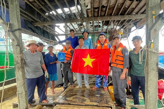 Tuyên truyền phòng, chống khai thác IUU cho ngư dân đánh bắt tại khu vực Đặc khu Trường Sa