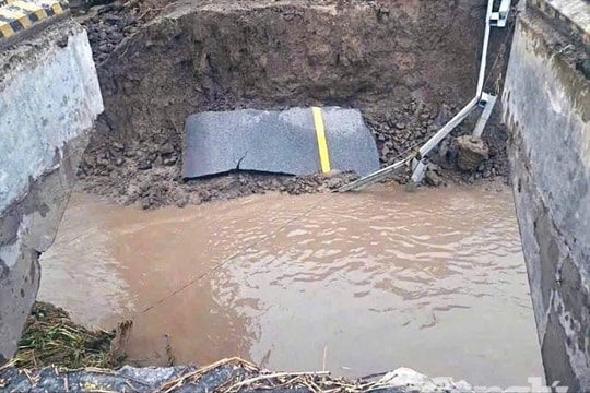 Ảnh hưởng bão số 13: Đường đầu cầu Đắk Pờ Tó bị cuốn trôi 25m, đèo Tô Na có 2 điểm sạt lở