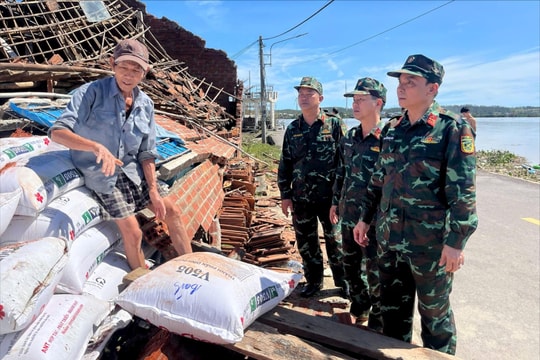 Gia Lai: Thiếu tướng Trần Thanh Hải, Phó Tư lệnh Quân khu 5 kiểm tra và chỉ đạo công tác khắc phục hậu quả bão số 13