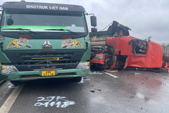 Mưa lớn khiến hai xe tải tông nhau trên cao tốc