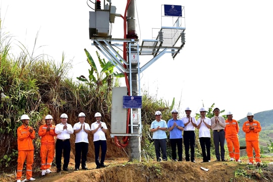 Chuyện về những người dựng xây “con đường ánh sáng” - Kỳ 1: Gặp những người đưa điện lên vùng cao