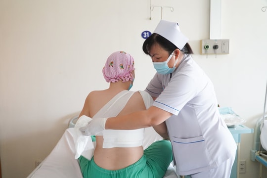 Cứu sống bệnh nhân ghép thận mắc ung thư vú hai bên