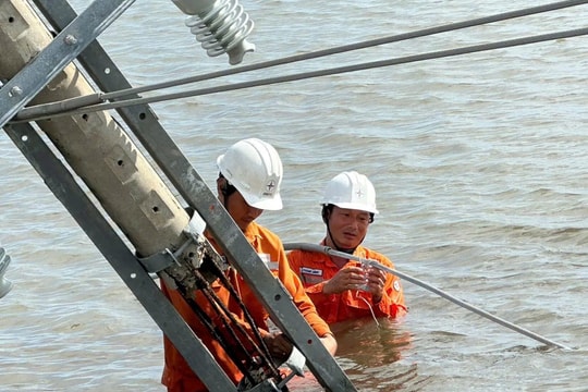 EVNCPC: Nỗ lực cấp điện trở lại cho khách hàng miền Trung - Tây Nguyên sau bão số 13