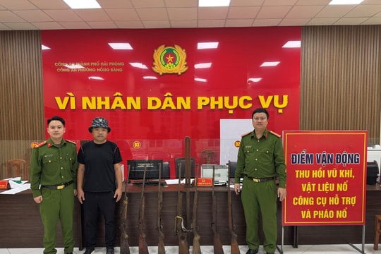 Công nhân bàn giao 7 khẩu súng cho lực lượng Công an