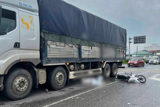 Va chạm với xe tải, 2 thiếu nữ tử vong