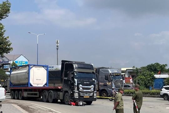 Xe đầu kéo va chạm với xe máy, 3 người tử vong