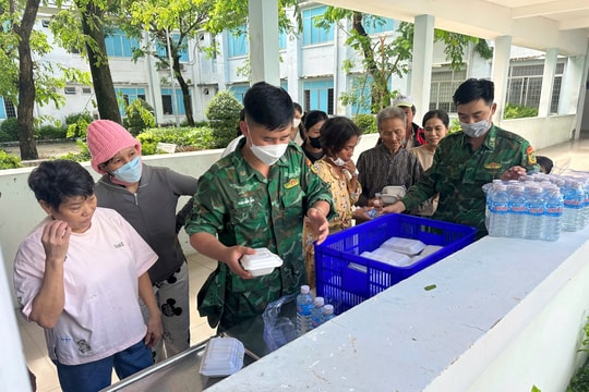 Đắk Lắk: Bộ đội Biên phòng trao 1000 suất cơm và nhiều hỗ trợ giúp nhân dân khắc phục hậu quả sau bão số 13