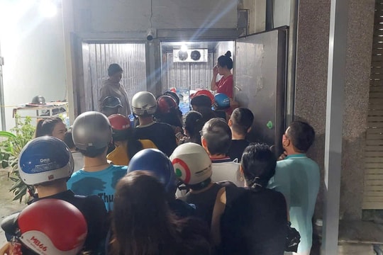 Gia Lai: Người dân xếp hàng mua đá do mất điện kéo dài sau bão Kalmaegi