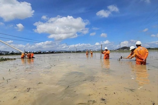 EVNCPC khôi phục điện cho hơn 1,28 triệu khách hàng sau bão số 13