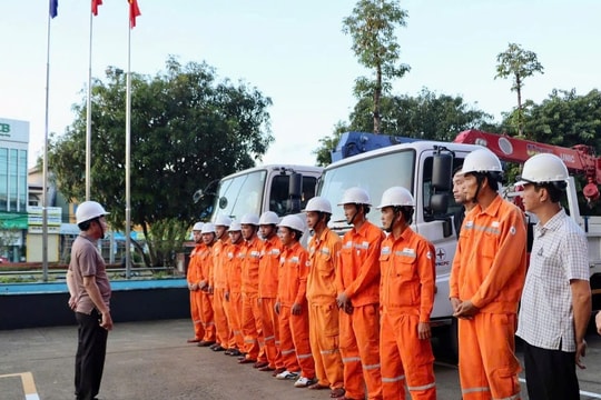 Hơn 2.300 người của EVNCPC căng mình khôi phục điện sau bão số 13