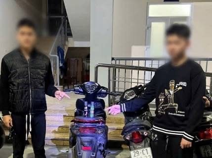 Mang bình xịt hơi cay, gậy 3 khúc đi… dạo phố