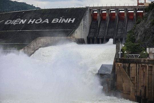 Thủy điện Hòa Bình mở 1 cửa xả đáy