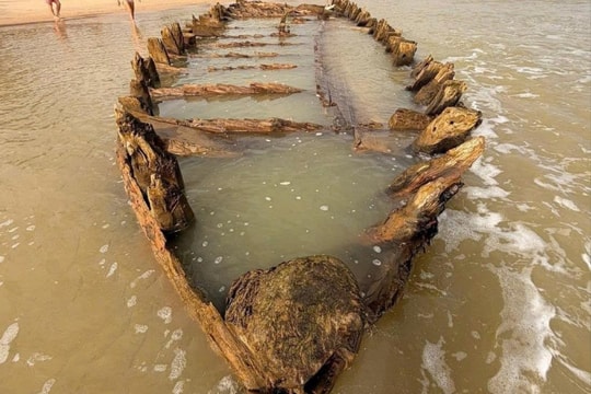 Đề xuất bảo tồn con tàu gỗ cổ lộ diện trên bãi biển Hội An