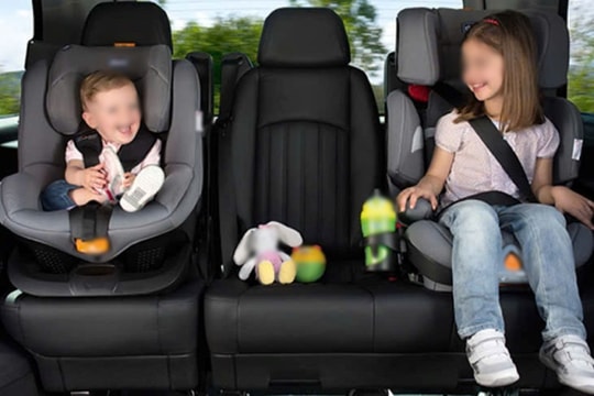 Cần lắp thiết bị an toàn cho trẻ em trên xe ô tô