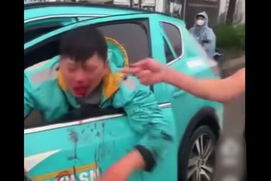 Tài xế xe ôm công nghệ bị hành hung sau va chạm giao thông