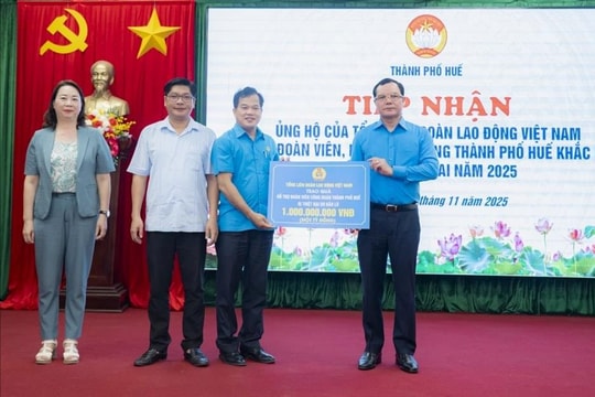 Chung tay sẻ chia khó khăn với người lao động vùng lũ