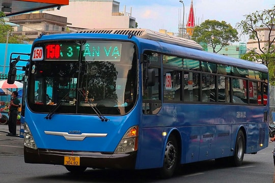 Người cao tuổi TP.HCM nhận vé xe buýt miễn phí