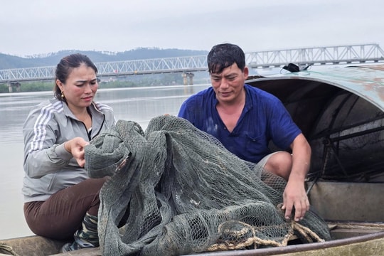 Bàn tay níu lại những kiếp người