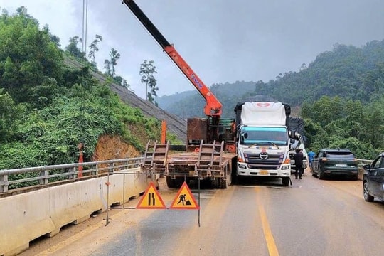 2 xe tải va chạm trên cao tốc La Sơn - Hòa Liên