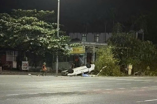 Điều tra vụ ô tô lật ngửa làm một người tử vong ở Quảng Trị