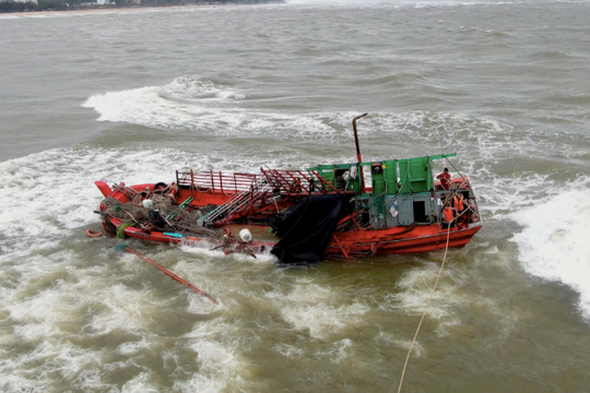 Cứu 8 ngư dân gặp nạn trên biển Nhật Lệ