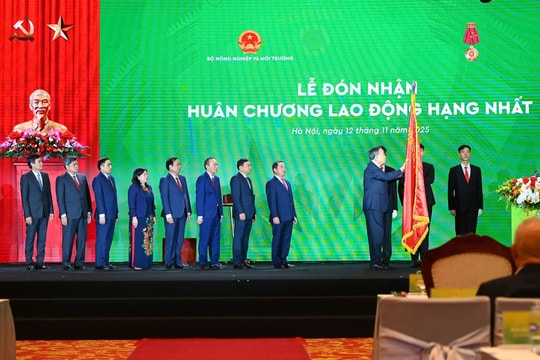 Tổng Bí thư Tô Lâm trao Huân chương Lao động hạng Nhất cho Bộ Nông nghiệp và Môi trường