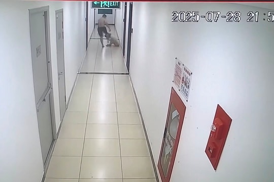 Công an vào cuộc vụ chồng hành hung vợ ở hành lang chung cư