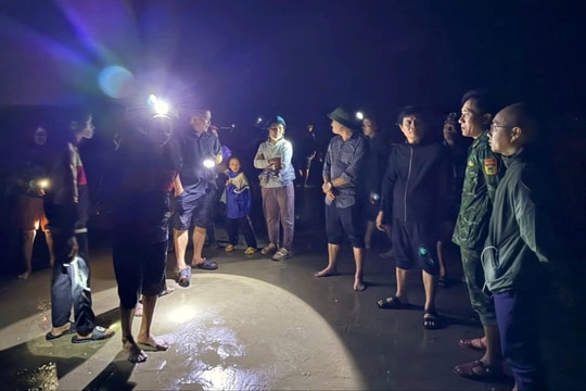 Tìm thấy thi thể người cha trong vụ lật thuyền đánh cá trên biển