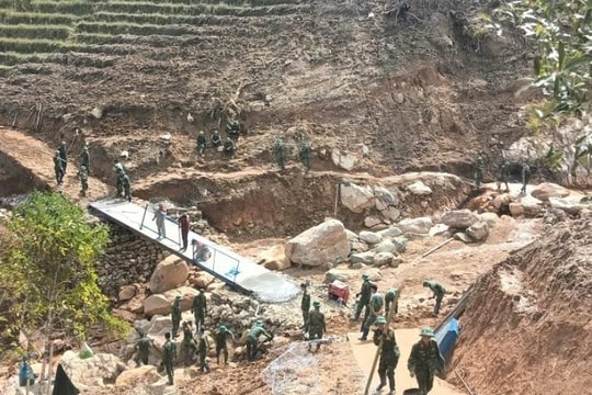 “Đường quân dân” nối lại 5 thôn bị cô lập do mưa bão