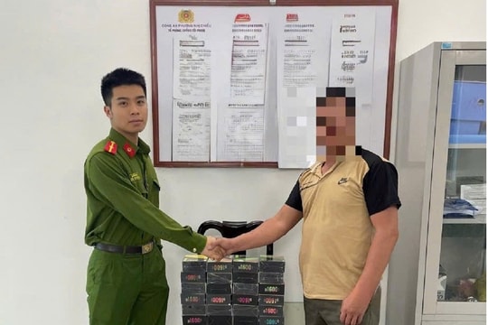 Người dân tự nguyện giao nộp 36 hộp thuốc lá điện tử cho lực lượng chức năng