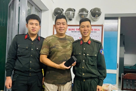 Việc làm giản dị, nghĩa tình của người lính cơ động trong mưa lũ Huế