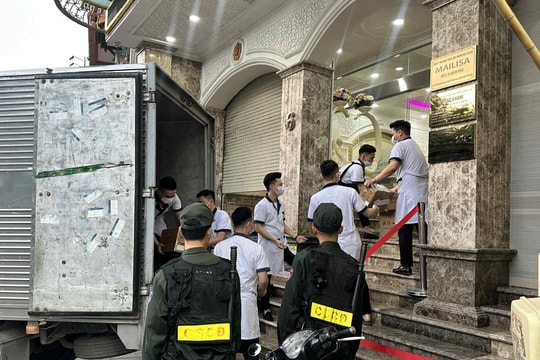 Công an chuyển nhiều thùng đồ từ cơ sở kinh doanh của Mailisa Hà Nội